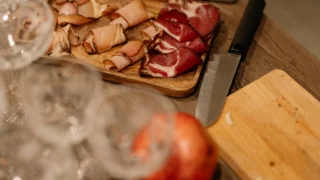 Ljetna salata s crvenim krastavcima i kikambom – osvježavajući recept