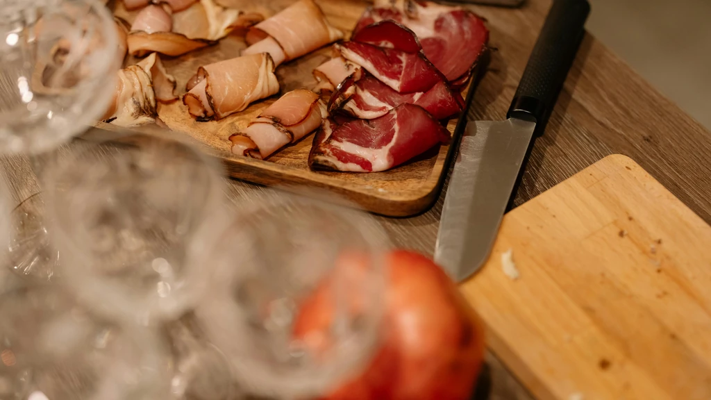 Ljetna salata s crvenim krastavcima i kikambom – osvježavajući recept