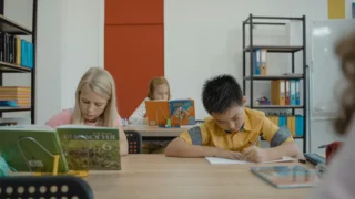 Pravilno pisanje riječi podsmijeh: Ije ili je?
