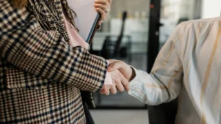 Kako prebroditi konflikte na poslu: Strategije za suočavanje s iritantnim navikama kolega