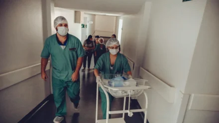 Strah od vezanosti: Kako prepoznati izbjegavajući stil privrženosti kod partnera